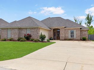 738 Sawgrass Lakes Dr, Brandon, MS 39042