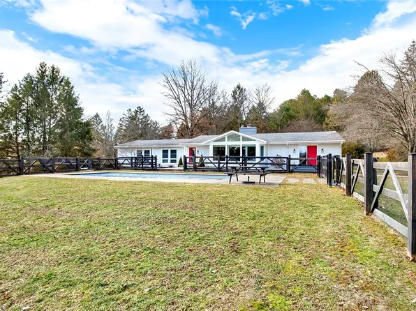 192 Sunrise Ln, Ligonier, PA 15658