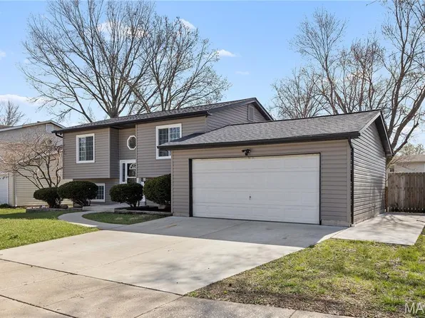 1954 Tealwood Cove Dr, Florissant, MO 63031