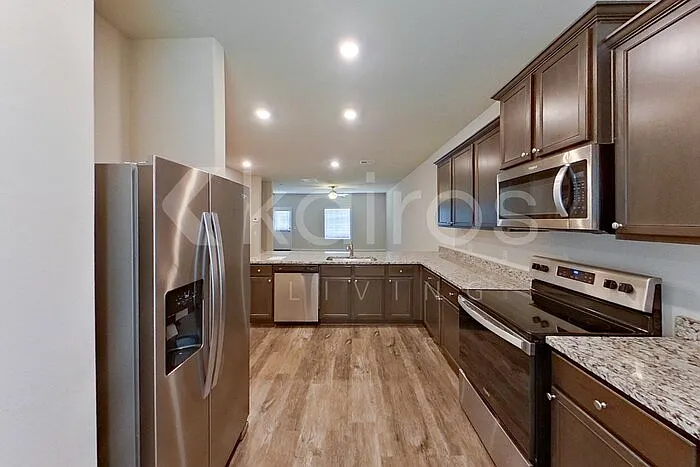 712 Saint James Pl — Photo 8