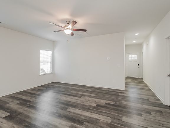 4th image of 105 W Louisiana Ave