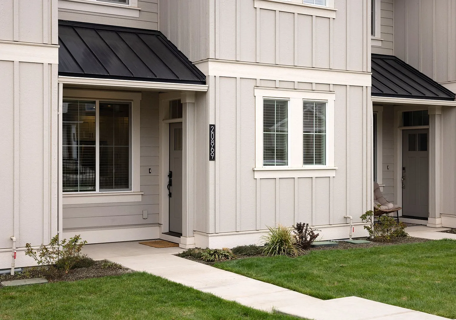 Modern 3 Bed 2.5 Bath Townhome with Resort-Style Amenities. Rent Credit & Pets OK! — Photo 3