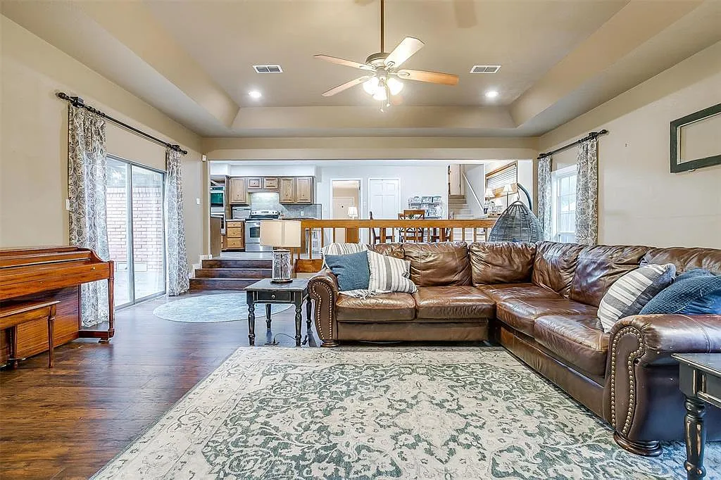 1317 Killian Drive — Photo 2