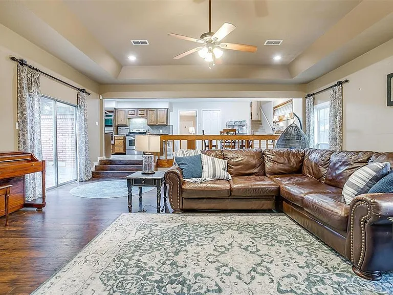 1317 Killian Dr — Photo 2