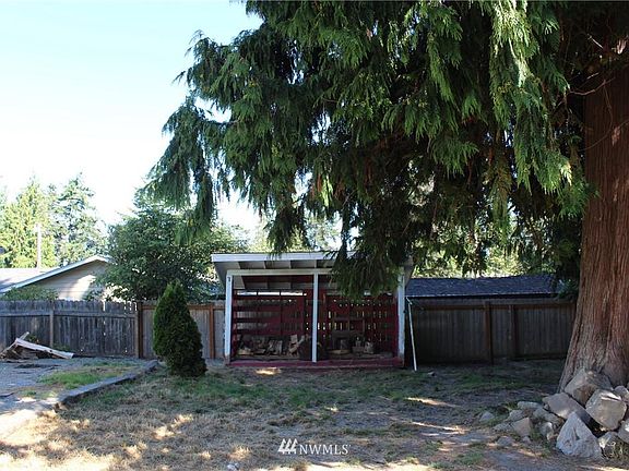 5th image of 460 E Bluff Dr