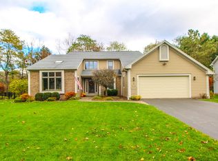 10 Meadow Cove Rd, Pittsford, NY 14534