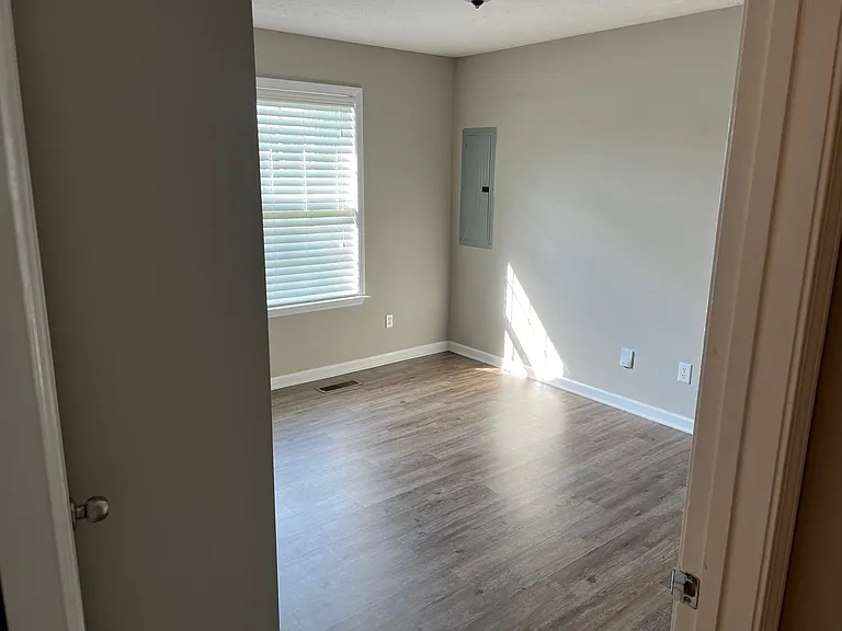 1037 Creekview Dr — Photo 12