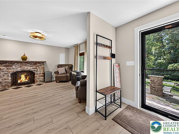 5th image of 211 Sand Spring Rd