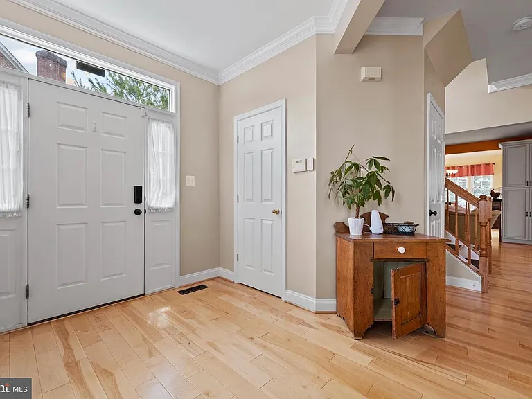 670 McLeary Sq SE — Photo 2