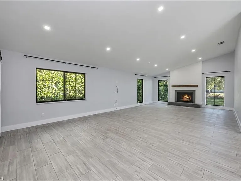 6161 Waxmyrtle Way — Photo 2