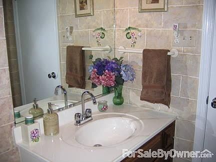 Main bathroom
						:
						Beautifully decorated walls and ceiling.
