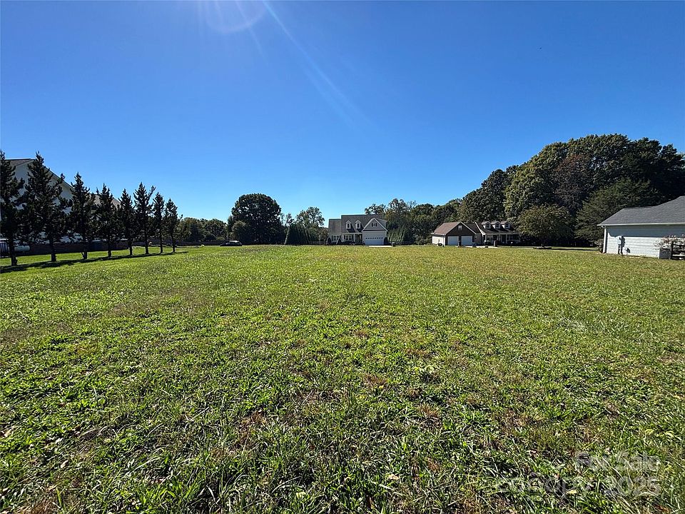 1st image of 127 Donsdale Dr
