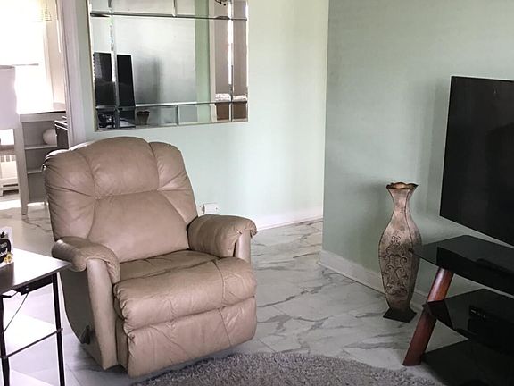 3rd image of 912 W Roosevelt Rd #1