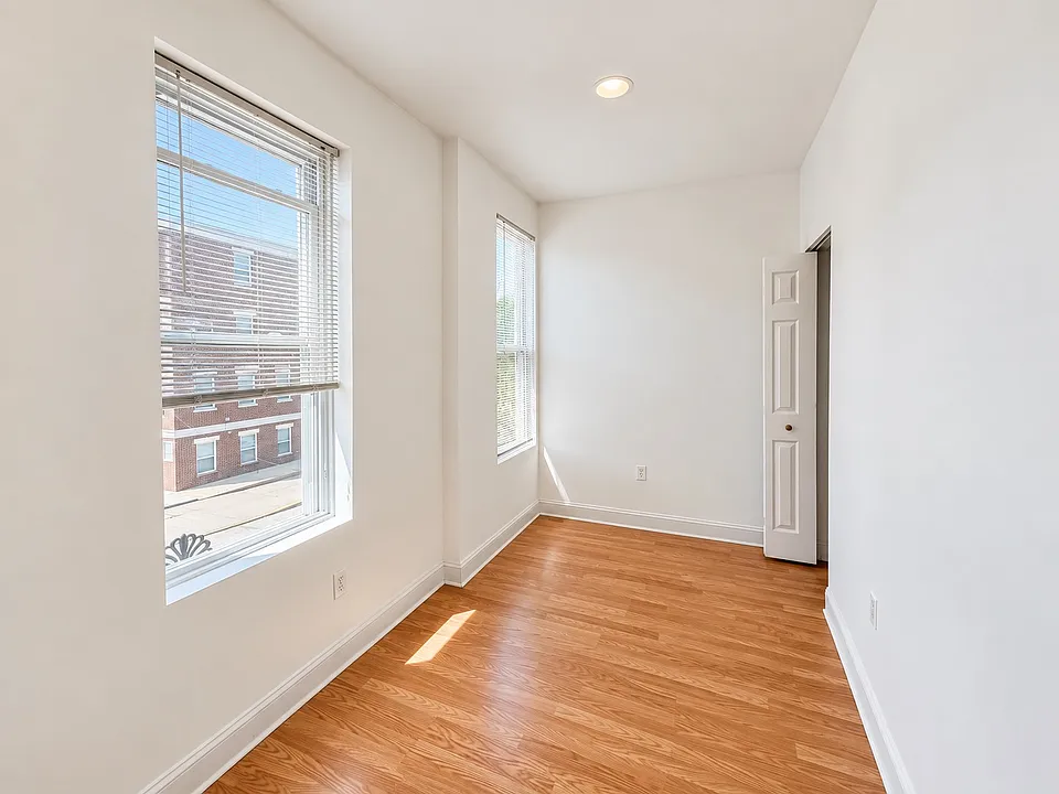 Smaller bedroom or home office/nursery