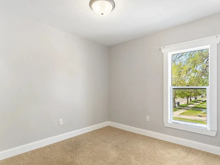 408 Van Raalte Ave — Photo 16