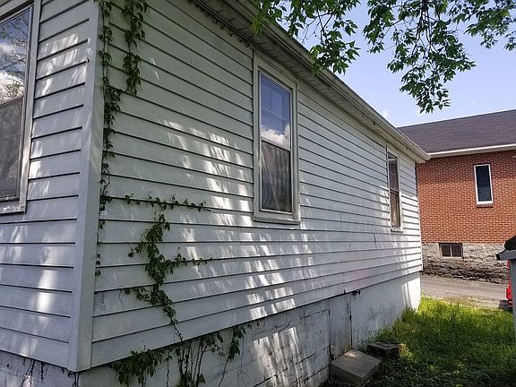 3rd image of 902 33rd Ave N