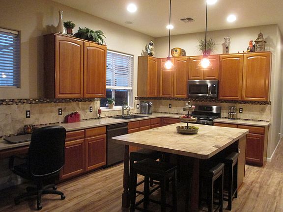 Kitchen w/island