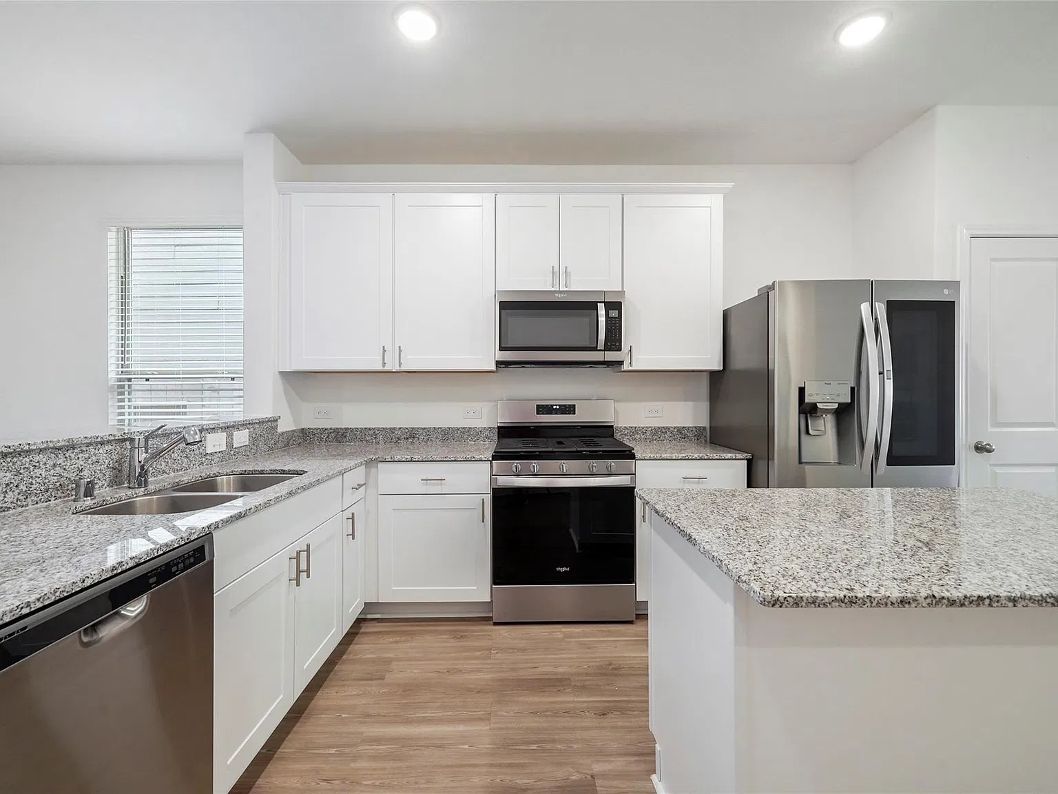 3 bed, 2.0 bath, 1560 sqft, $1,795 — Photo 3