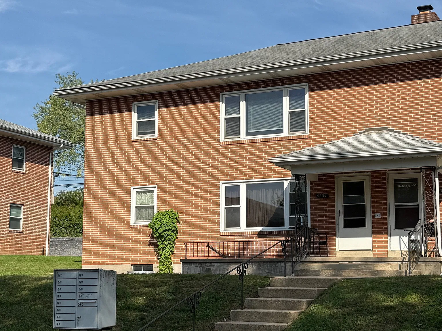 Sussex Court Apartments - 4204B — Photo 3