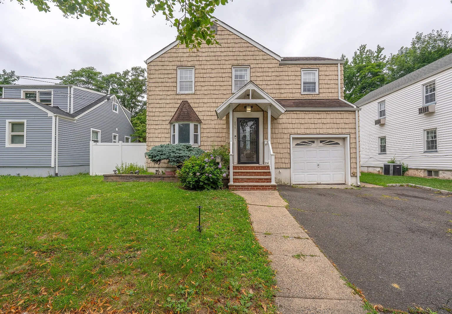 4 bed, $3,800 — Photo 1