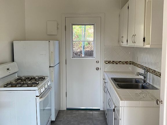 4th image of 682 Echo Park Ave