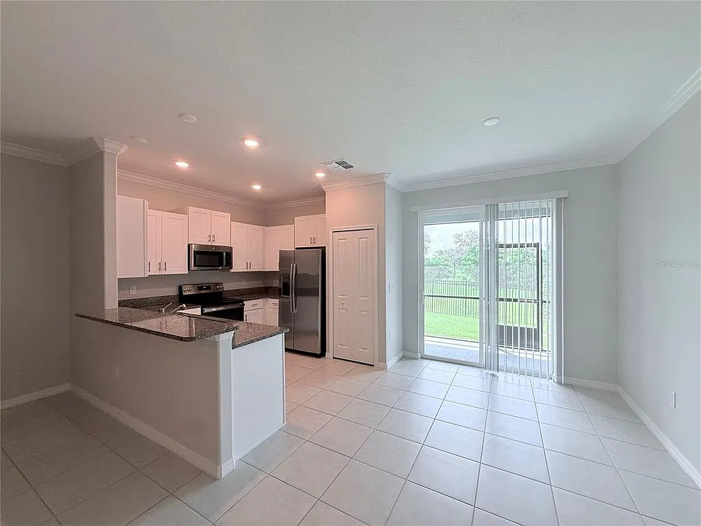 3 bed, 2.5 bath, 1666 sqft, $2,000 — Photo 3