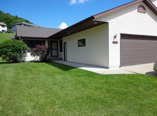 1010 Jonathan Ln, La Crescent, MN 55947