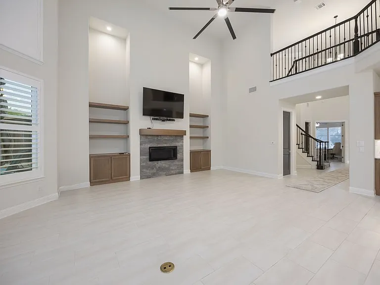 918 Sydney Ln — Photo 3