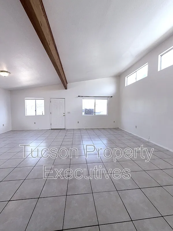 2 bed, 1.0 bath, 1100 sqft, $1,350 — Photo 4