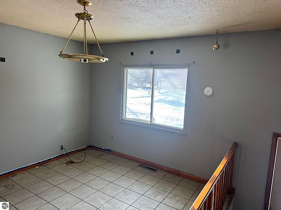 3rd image of 206 Williamette Ave