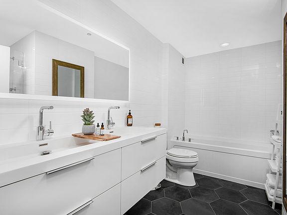 5th image of 200 W Grand Ave APT 1604