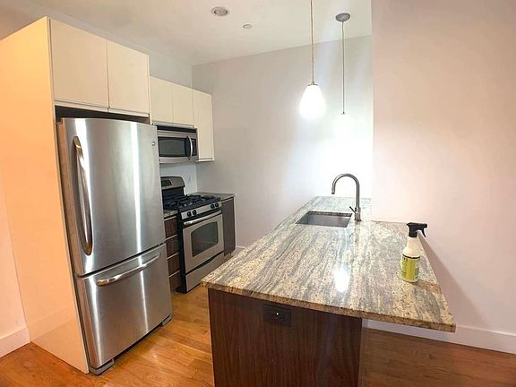 3rd image of 806 Bergen St #B4