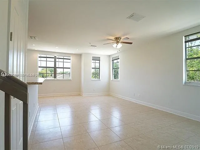 4 bed, 2900 sqft, $3,400 — Photo 2