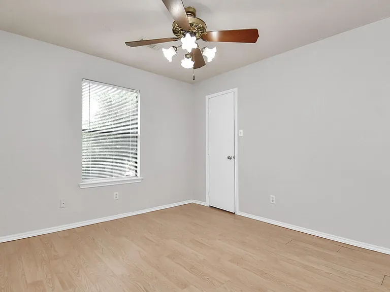 3919 Rolling Springs Ln — Photo 36