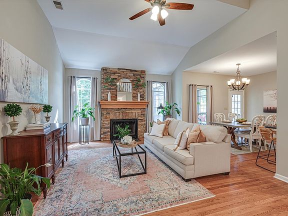 5th image of 1599 Birchwood Cir