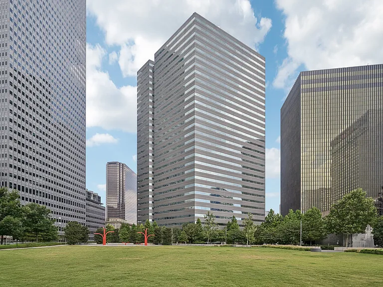 One Dallas Center — Photo 35