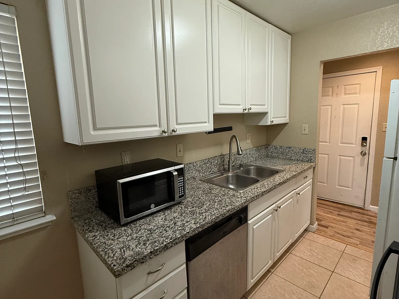 933 Carro Dr — Photo 2