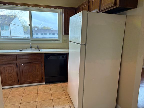 2nd image of 27 Crows Nest Ln Unit 5H