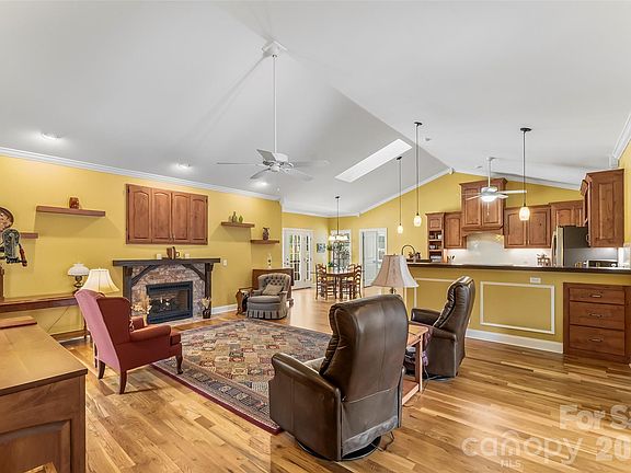 5th image of 44 Whitman Ct