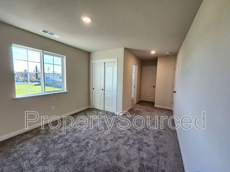 934 W Alameda St #A — Photo 11