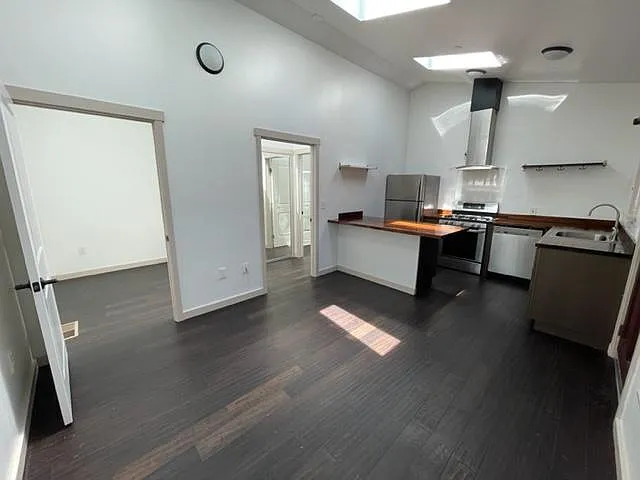 1419 De La Vina St #E — Photo 1