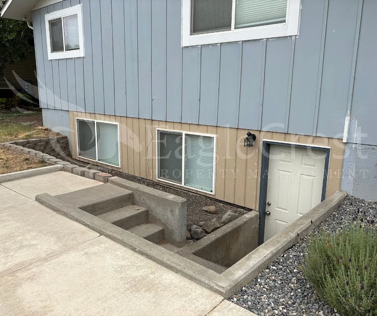 Building Photo - 1110 S College Ave