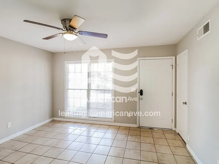 22470_004_wm_-_living_room_13622029.jpg