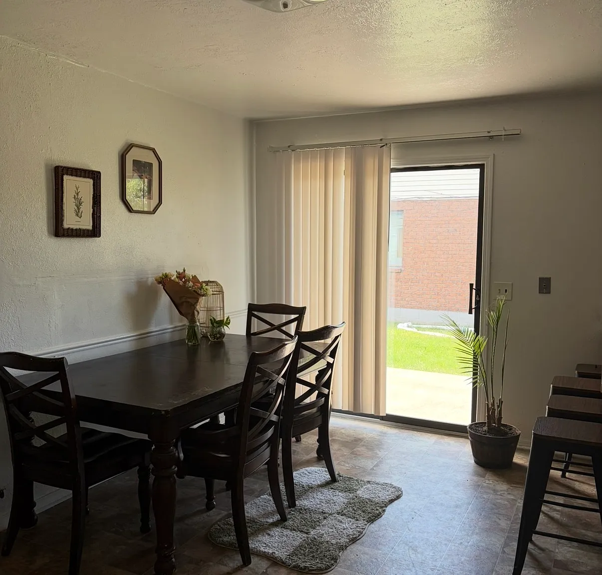 3 bed, 1061 sqft, $1,800 — Photo 2