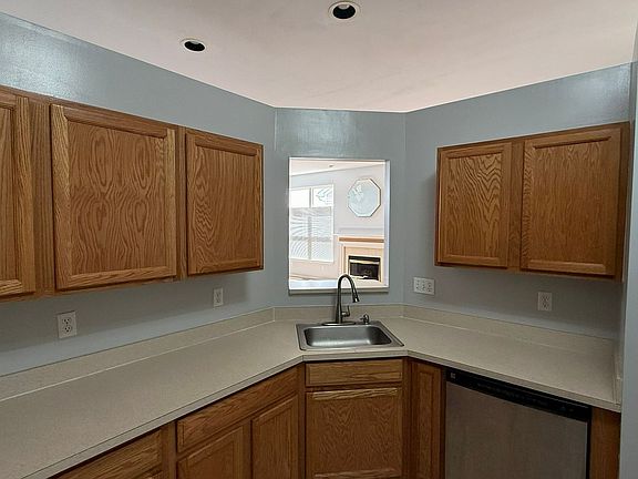 4th image of 975 Watersedge Ct