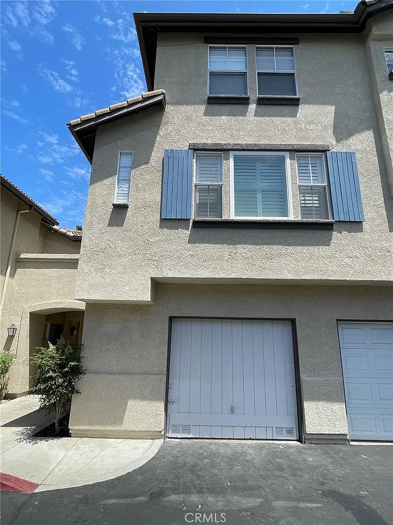 2 bed, 1.5 bath, 1089 sqft, $3,400 — Photo 2