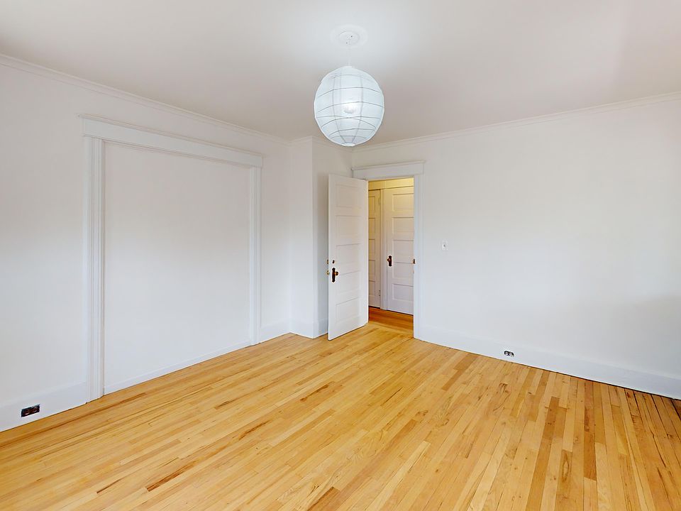 Bedroom *Sample photo