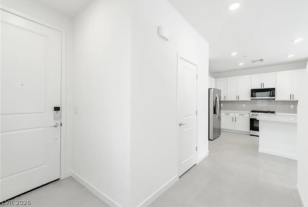 4 bed, 2.5 bath, 2001 sqft, $2,400 — Photo 4