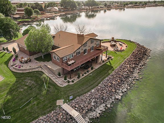 3rd image of 130 S Point Dr