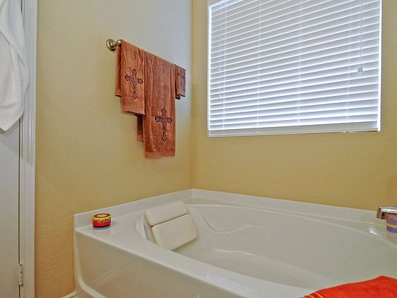 5th image of 409 Twin Knoll Dr